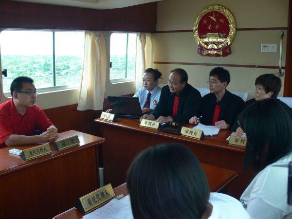 4.审判船到荷花深处开庭处理渔池承包纠纷
